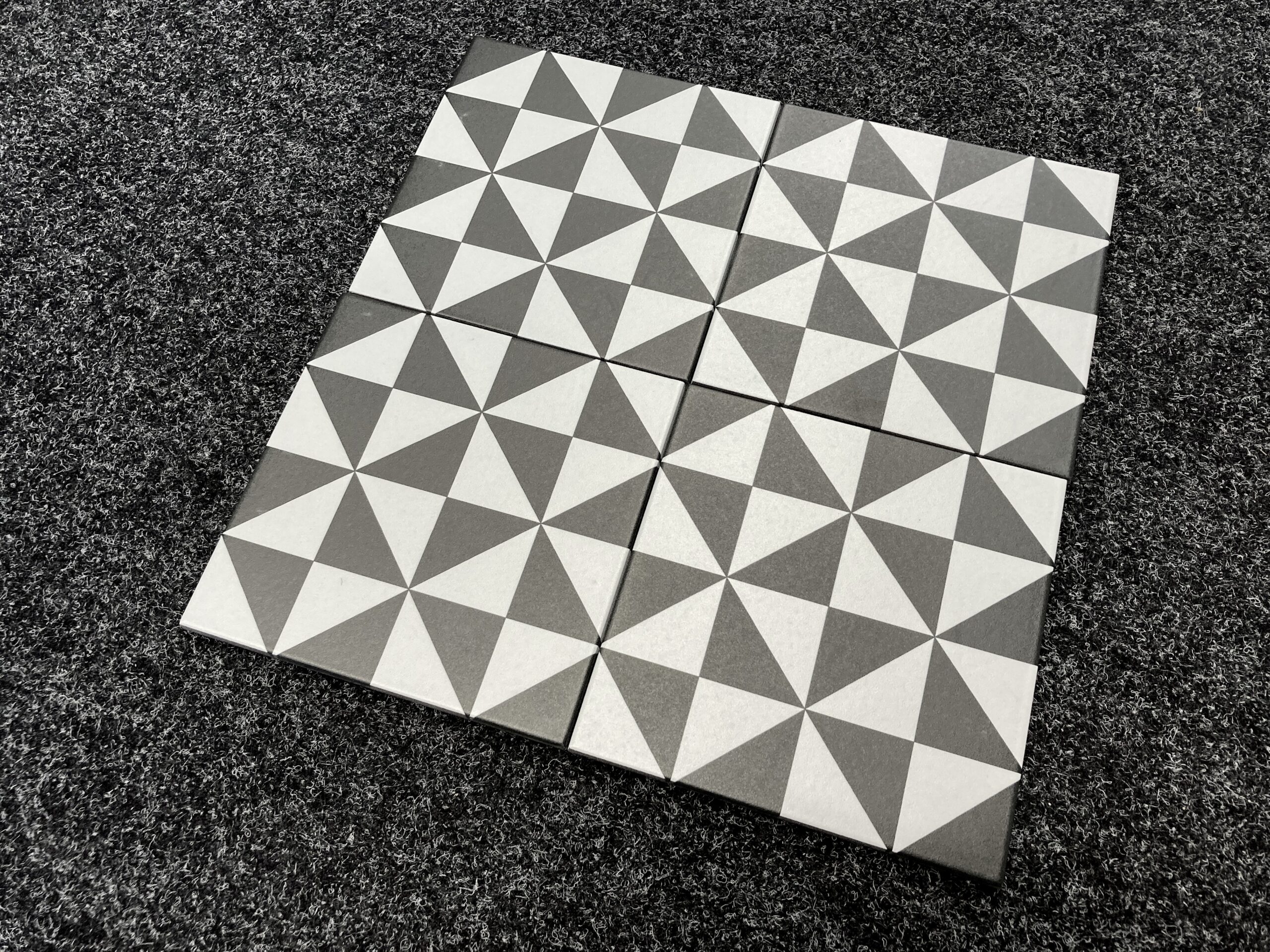 gres patchwork czarno biały trójkąt